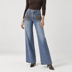 Jean large à ornements bijoux bleu délavé