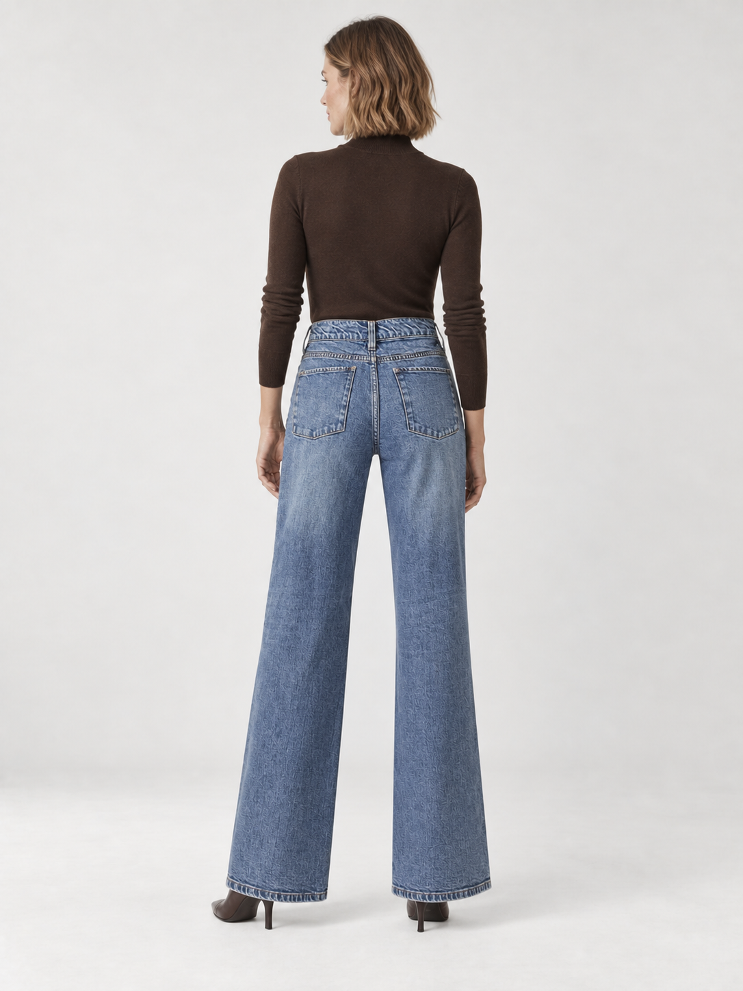 Jean large à ornements bijoux bleu délavé