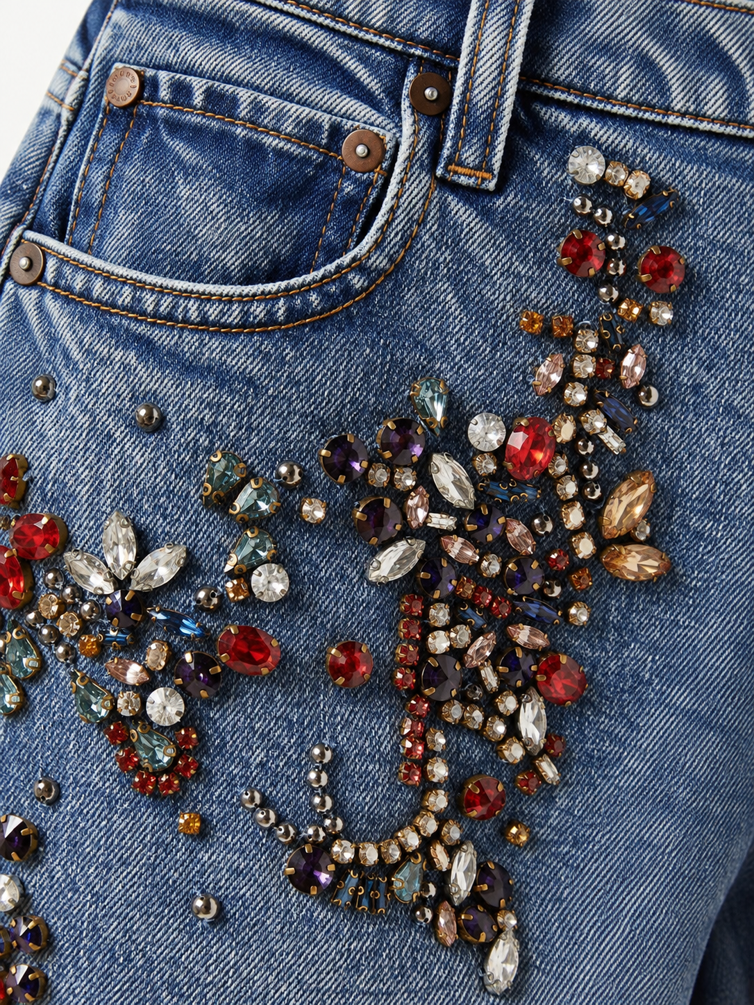 Jean large à ornements bijoux bleu délavé