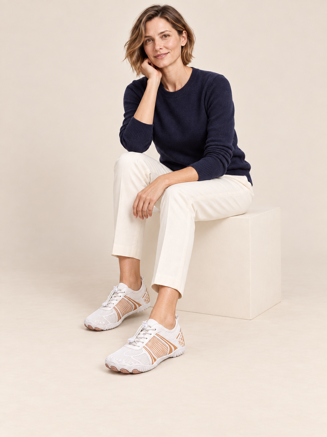 Aglaé — Blanc et camel — silhouette assise en studio
