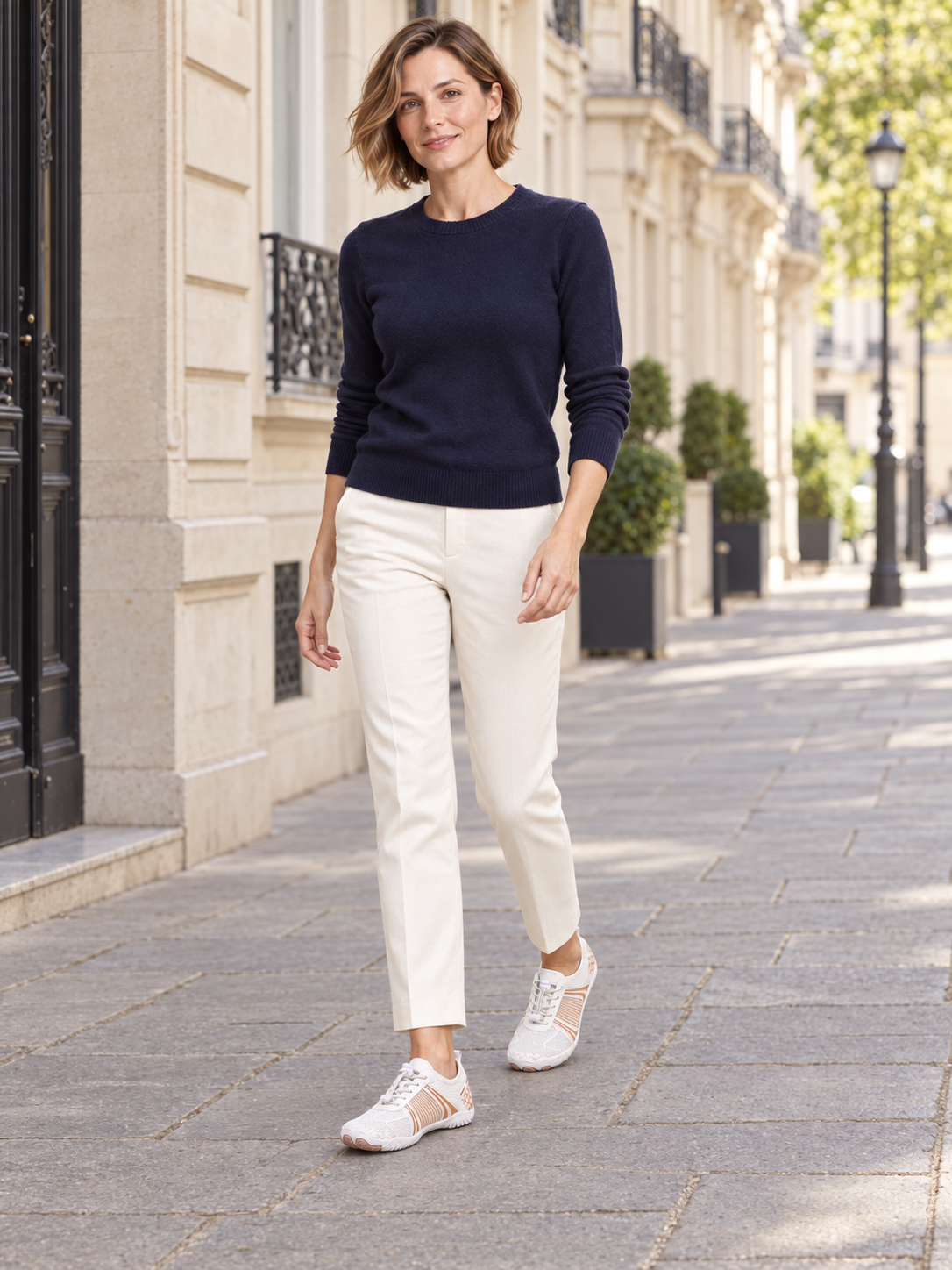 Aglaé — Blanc et camel — silhouette en marche à Paris