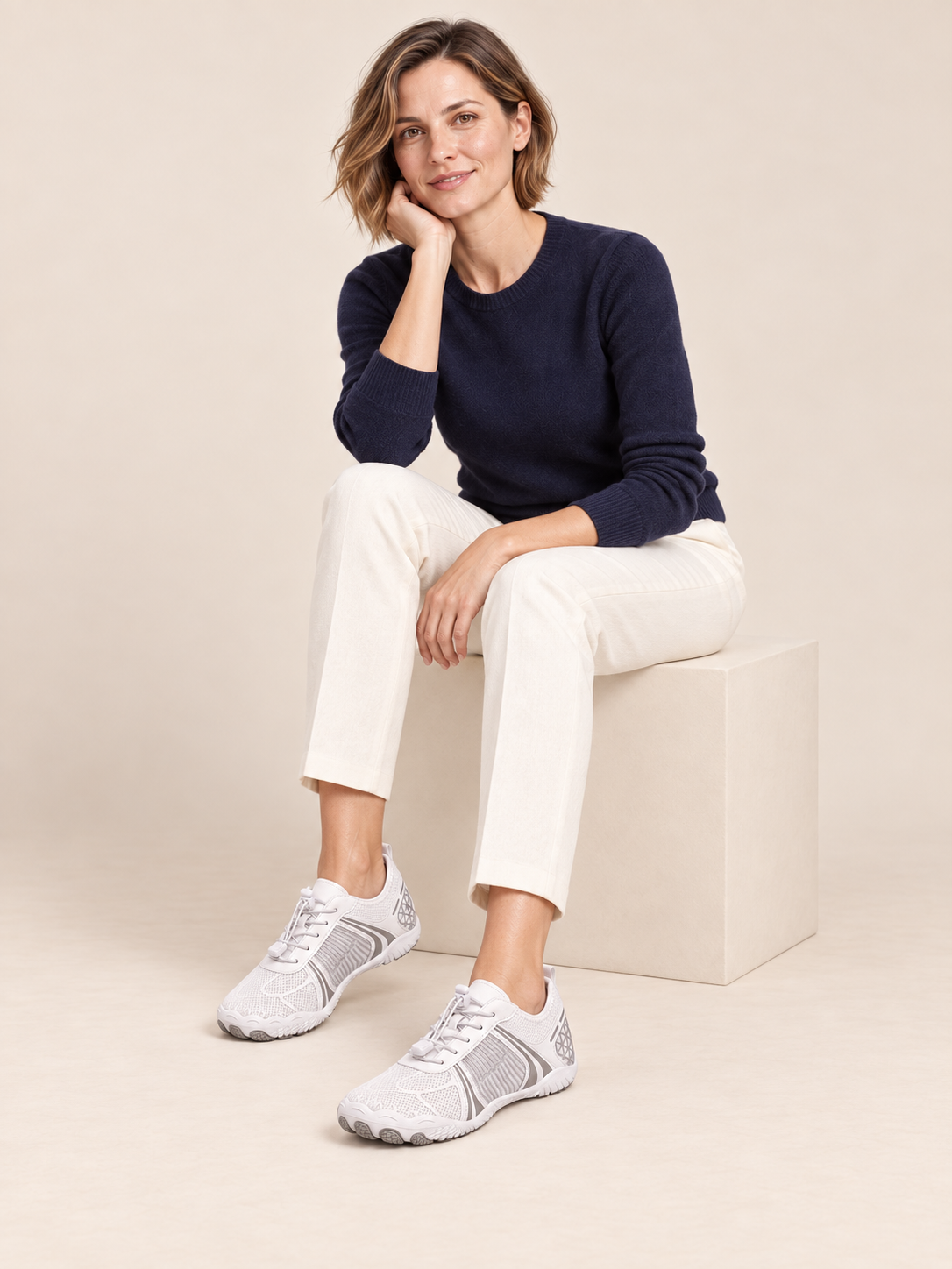 Aglaé — Blanc et gris — silhouette assise en studio