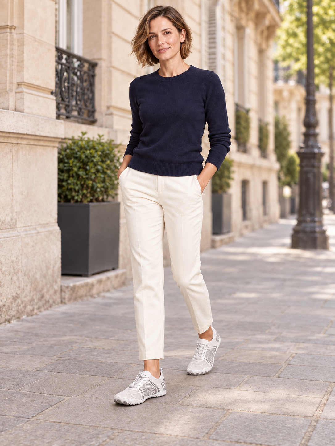 Aglaé — Blanc et gris — silhouette en marche à Paris