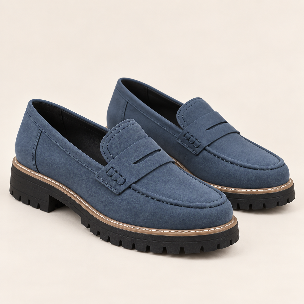 Aliénor — Bleu ardoise — Paire de mocassins sur fond écru.