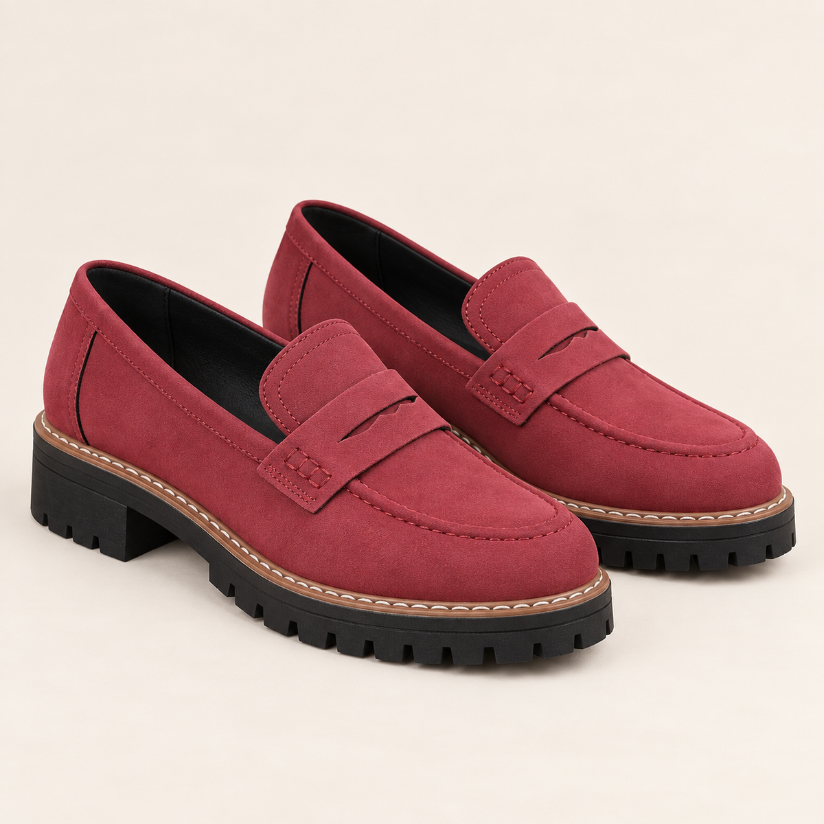 Aliénor — Bordeaux — Paire de mocassins sur fond écru.