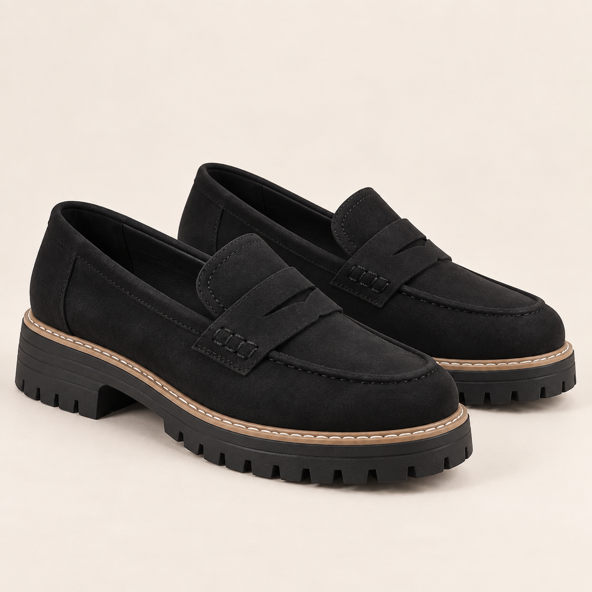 Aliénor — Noir — Paire de mocassins sur fond écru.