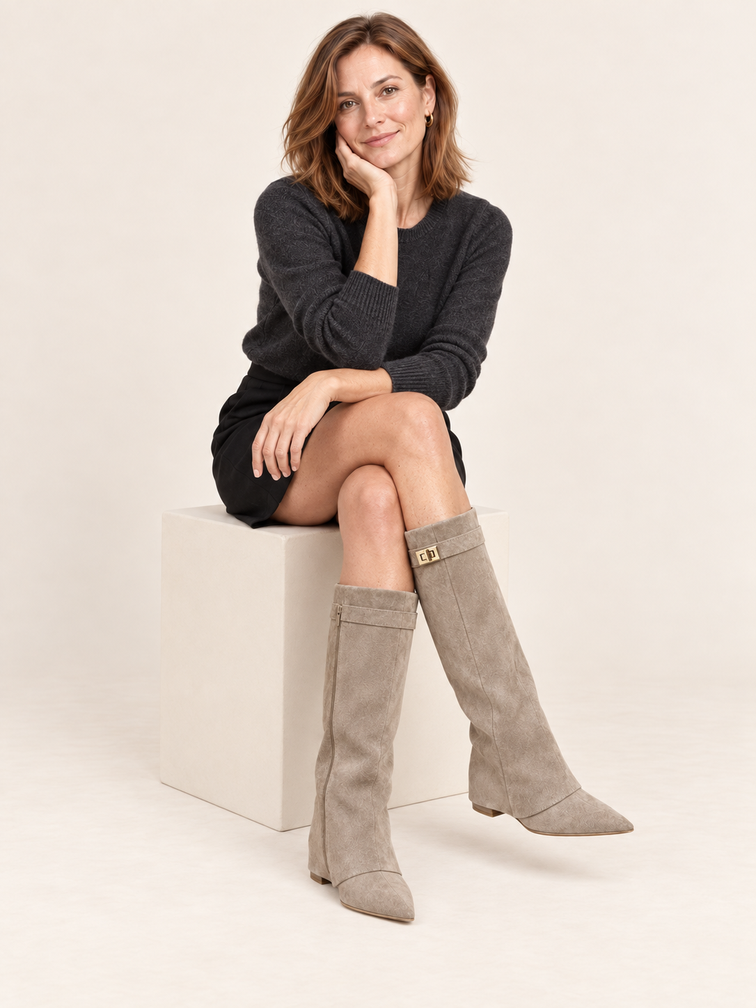 Amandine — Beige — Portée assise en studio