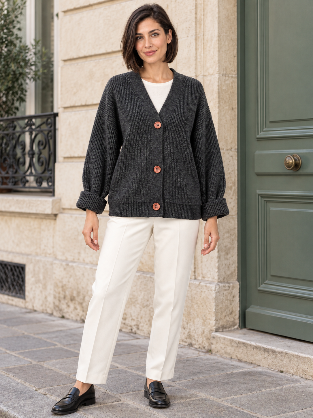 Cardigan en laine à col V et boutons contrastants — Emma