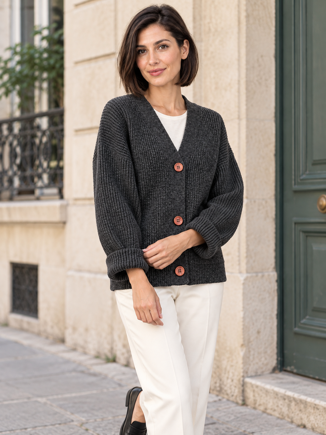 Cardigan en laine à col V et boutons contrastants — Emma