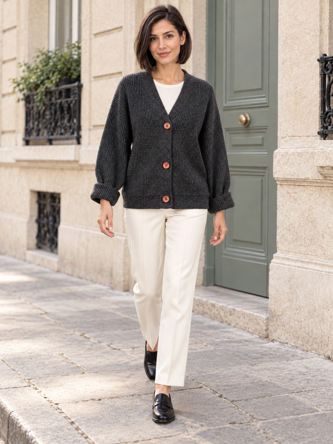 Cardigan en laine à col V et boutons contrastants — Emma