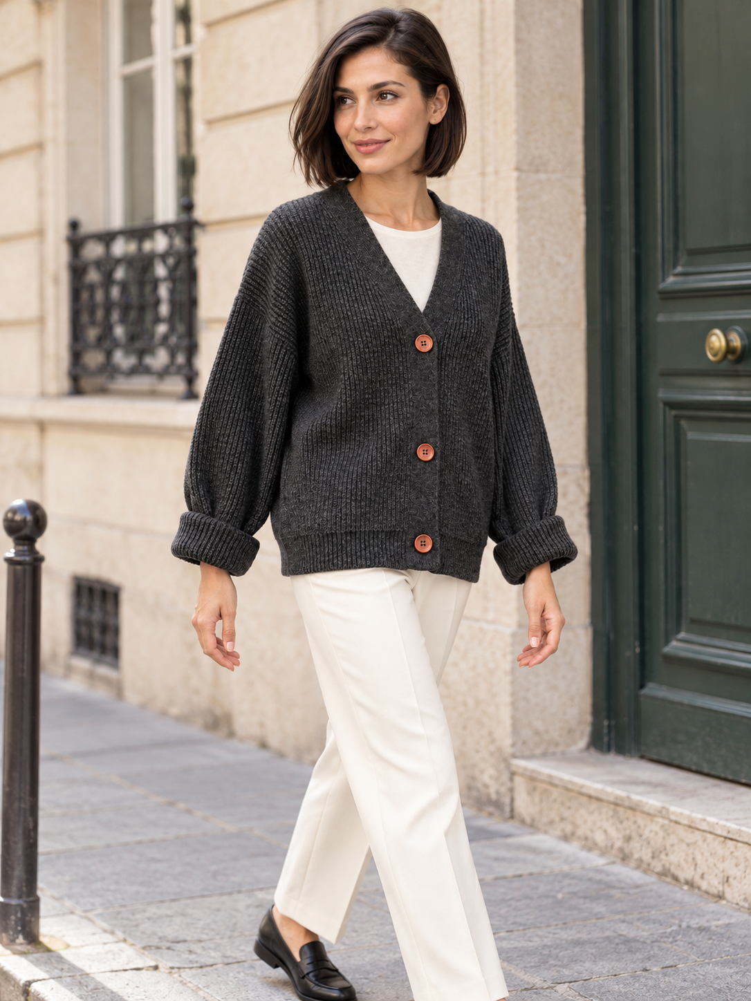 Cardigan en laine à col V et boutons contrastants — Emma