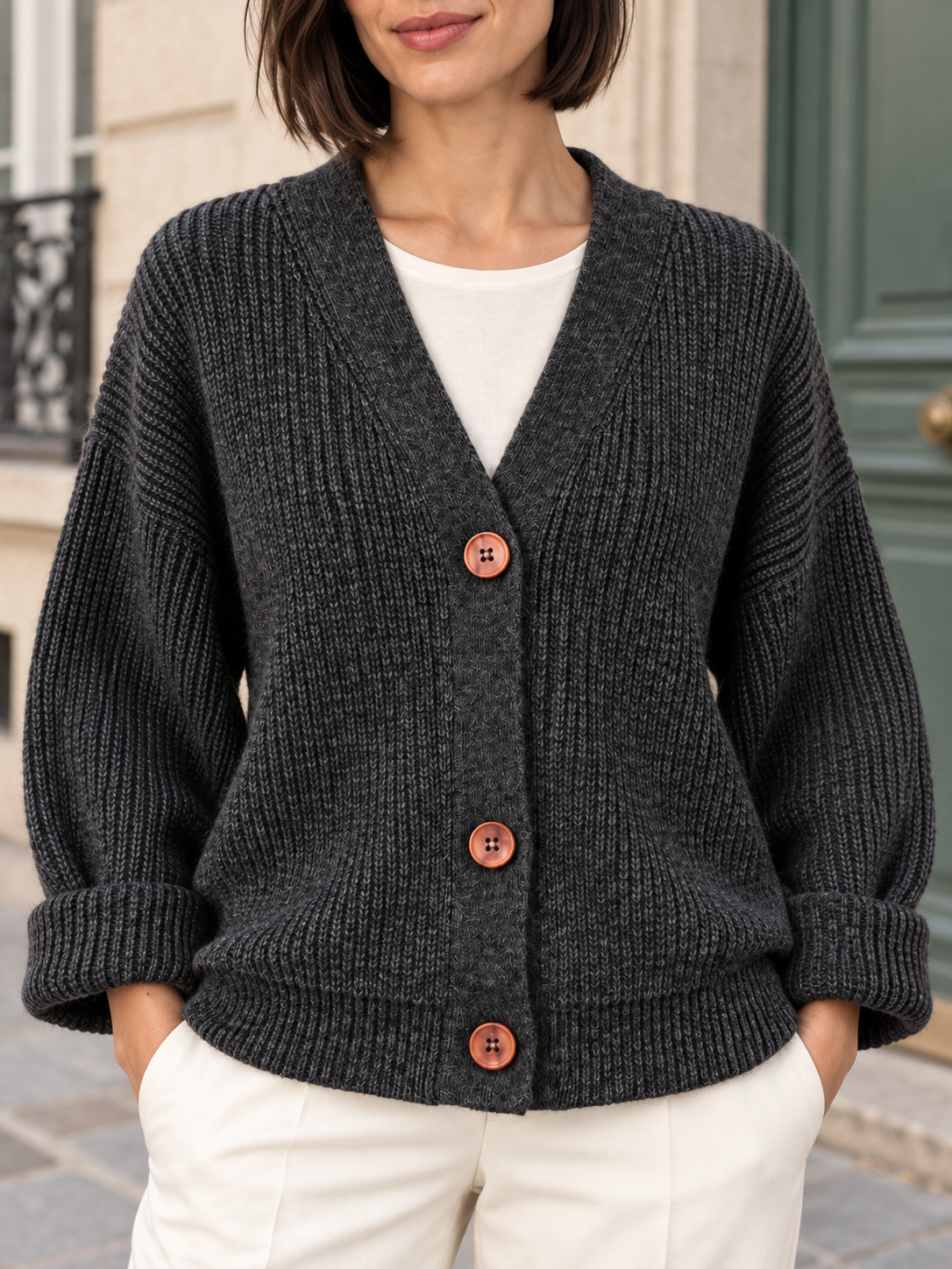 Cardigan en laine à col V et boutons contrastants — Emma