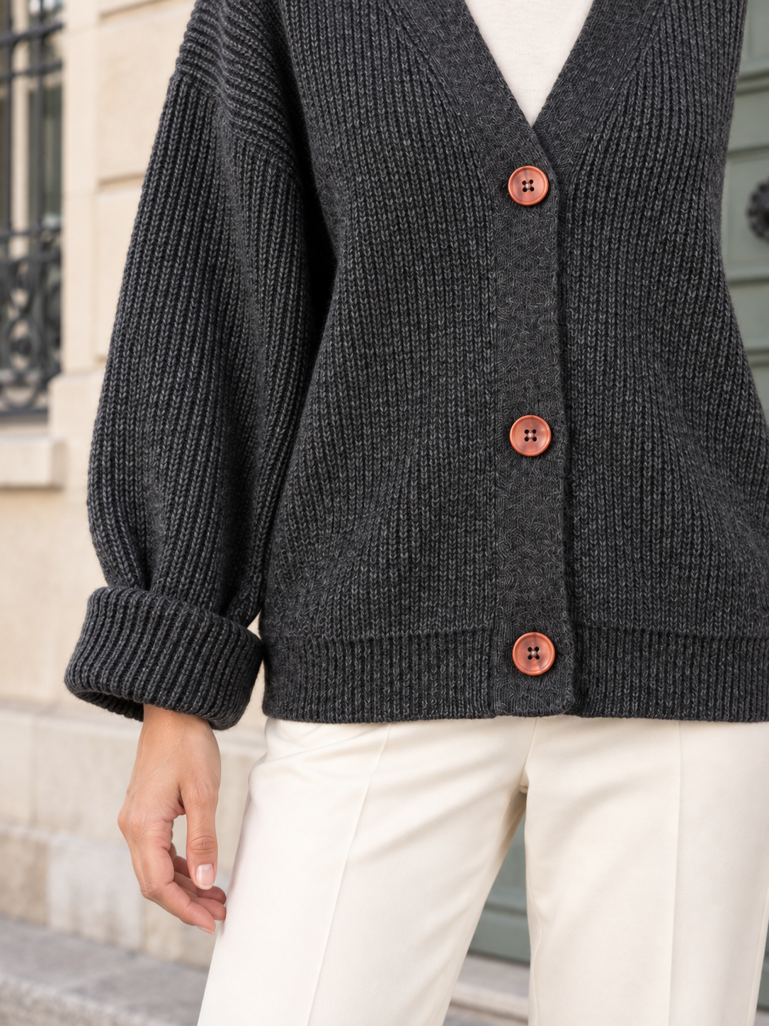 Cardigan en laine à col V et boutons contrastants — Emma