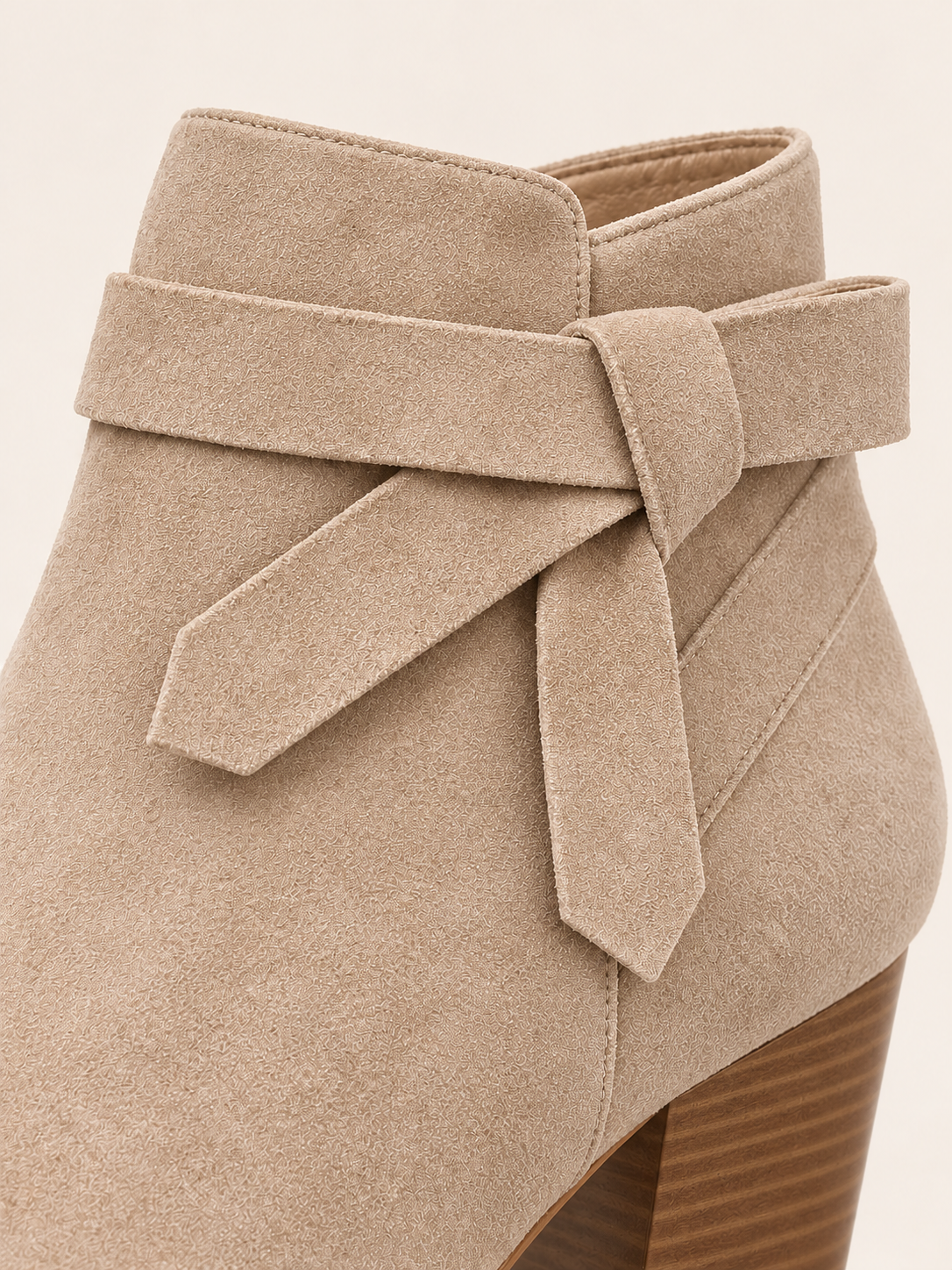 Stivaletti in suede con fiocco laterale — Lucile