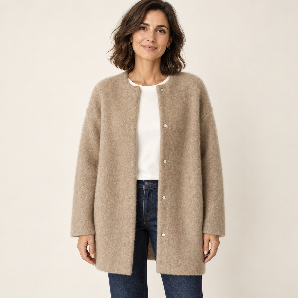 Bérengère — Beige — modèle porté de face sur fond écru
