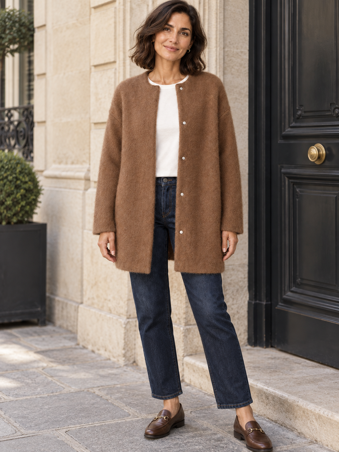 Bérengère — Caramel — modèle porté devant une entrée parisienne