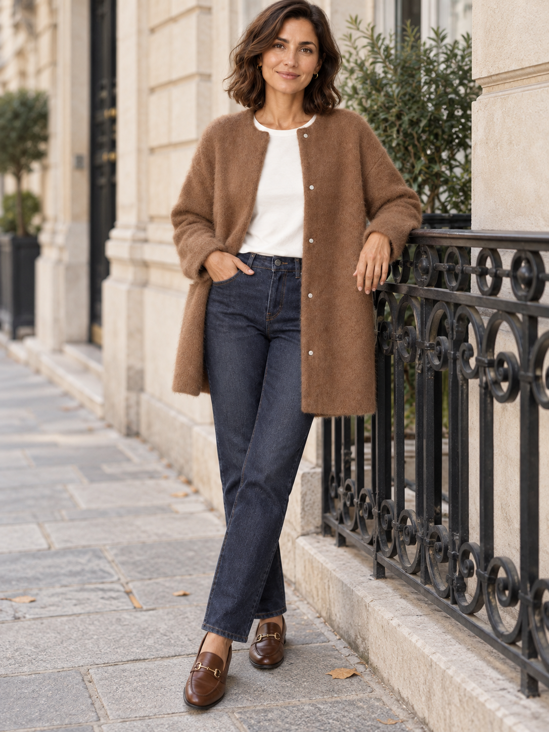 Bérengère — Caramel — silhouette portée près d’une rambarde parisienne