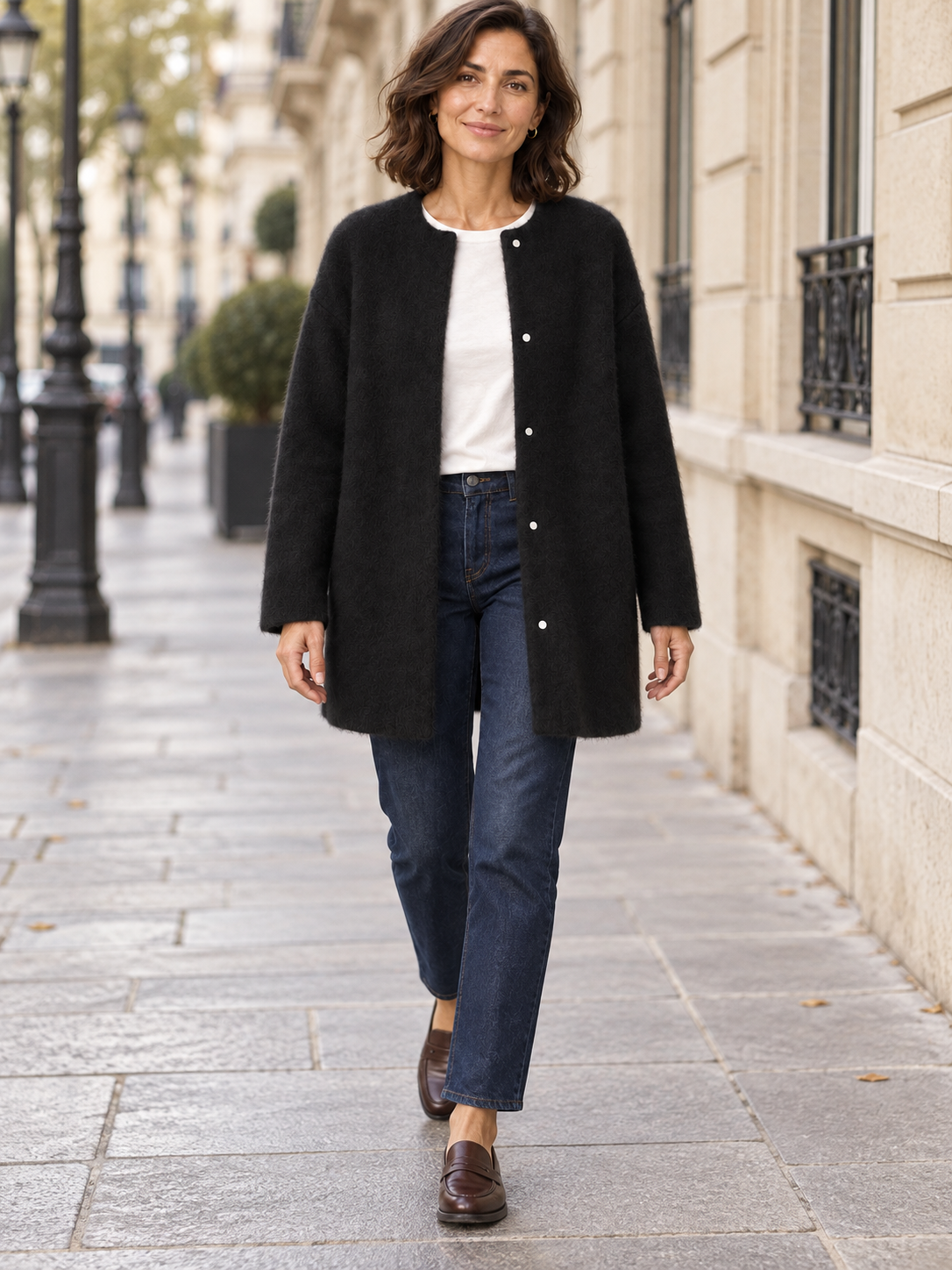 Bérengère — Noir — silhouette portée en marche à Paris