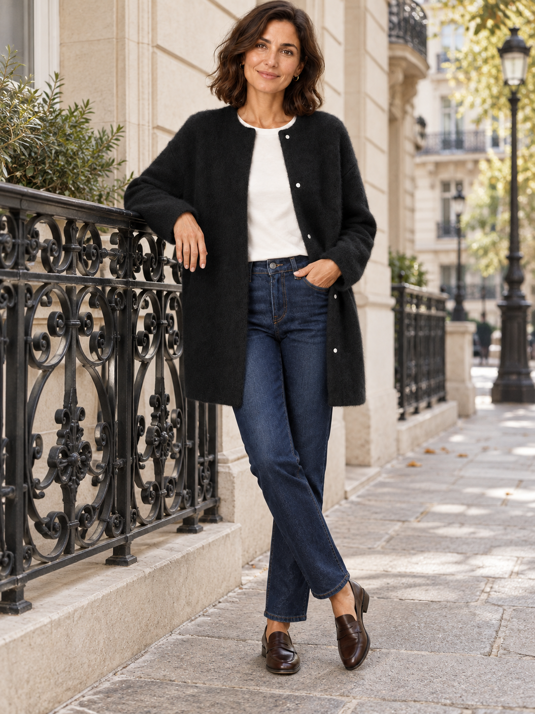 Bérengère — Noir — silhouette portée près d’une rambarde parisienne