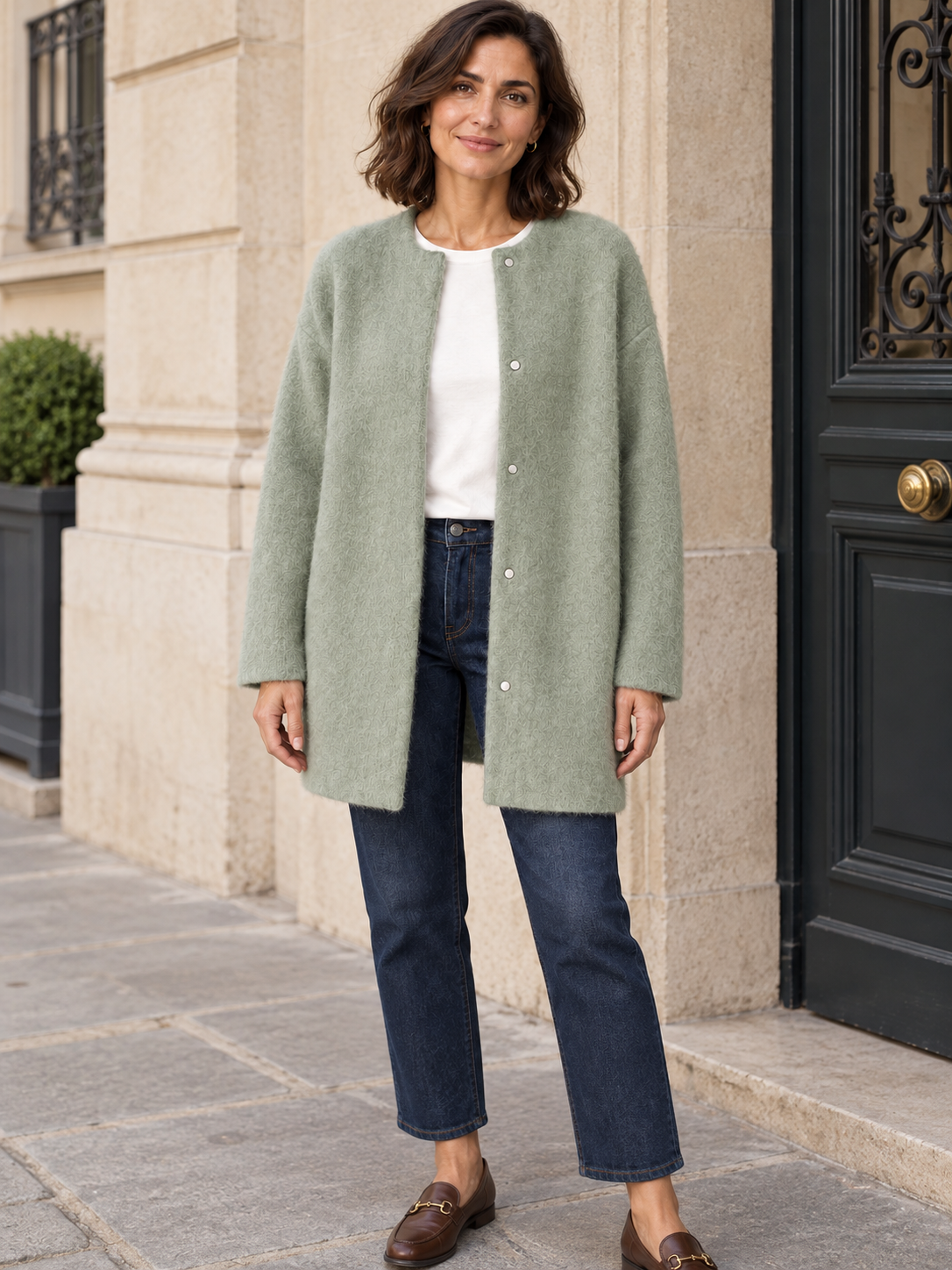 Bérengère — Vert sauge — modèle porté devant une entrée parisienne
