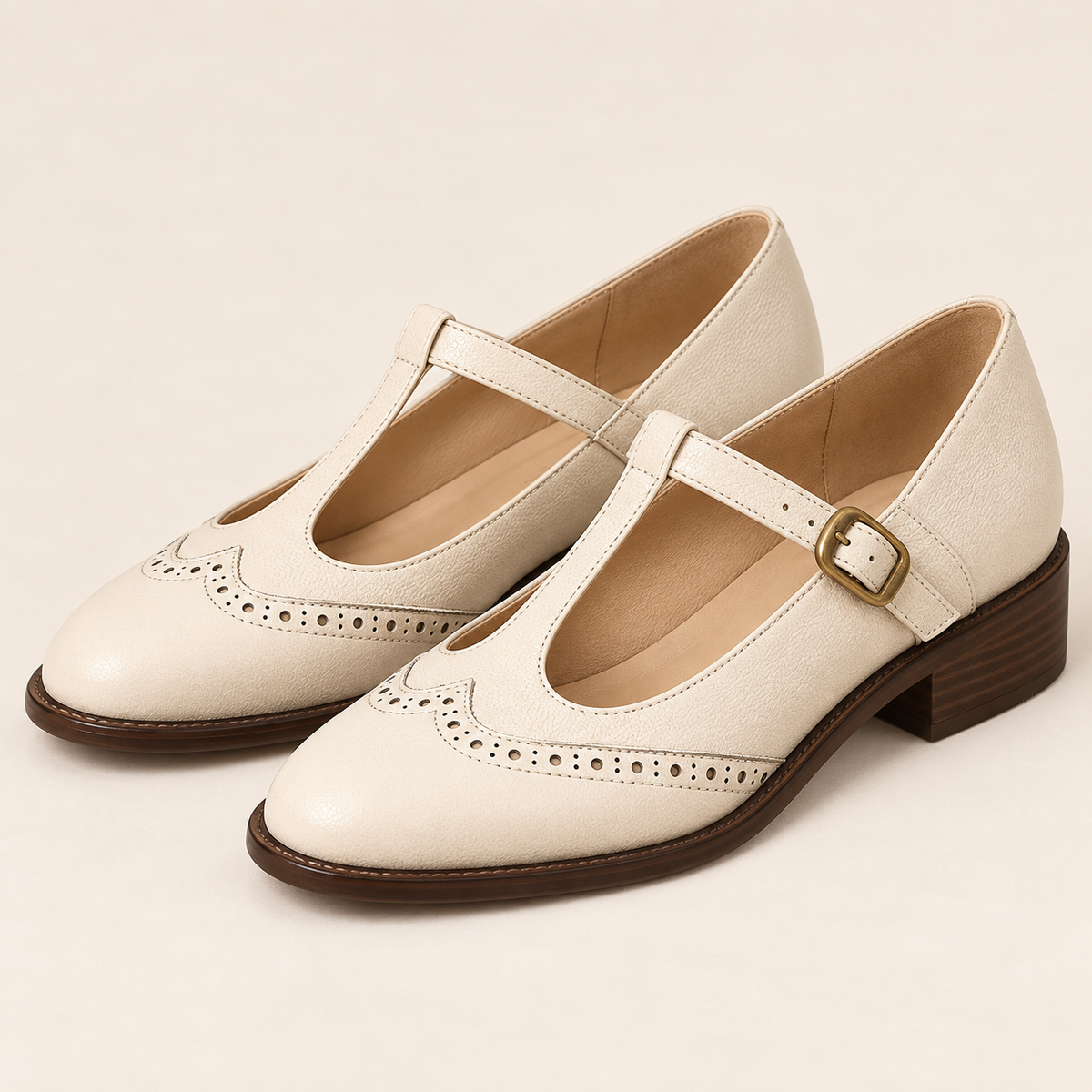 Blandine — Beige — paire de trois quarts sur fond écru