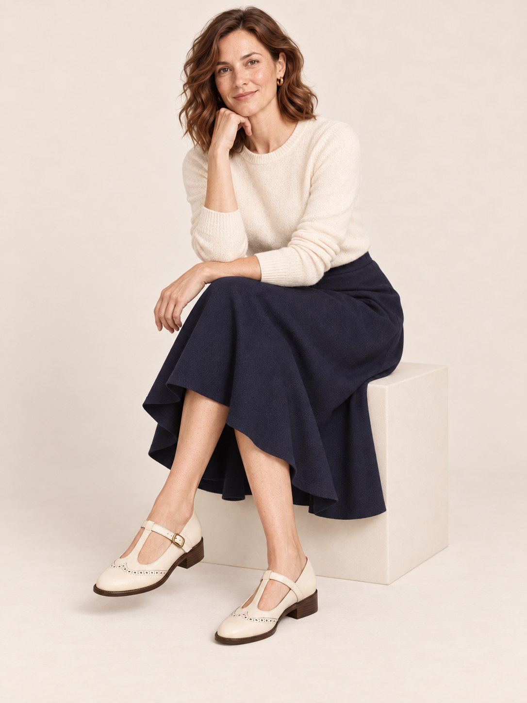 Blandine — Beige — silhouette portée assise sur fond écru