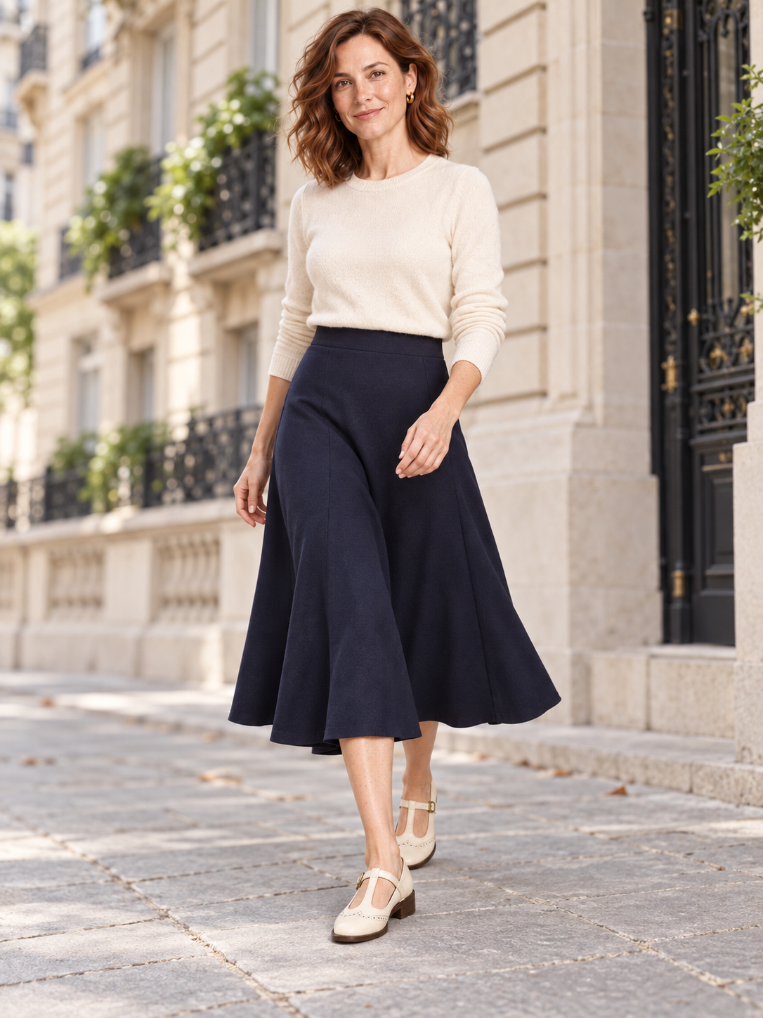 Blandine — Beige — silhouette portée dans une rue parisienne