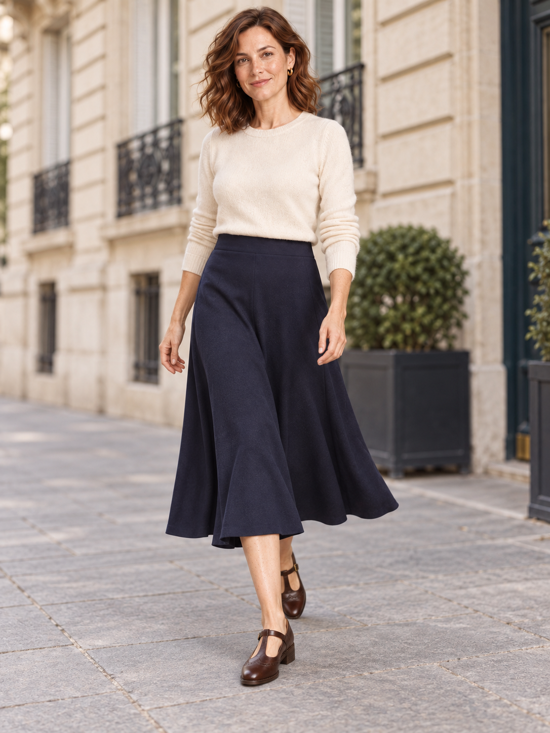 Blandine — Marron — silhouette portée dans une rue parisienne