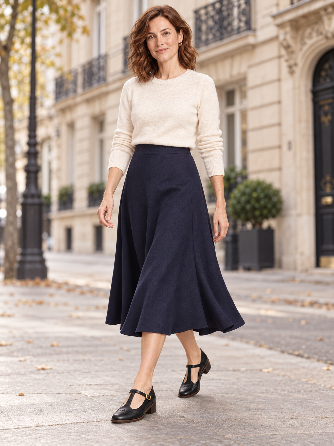 Blandine — Noir — silhouette portée dans une rue parisienne