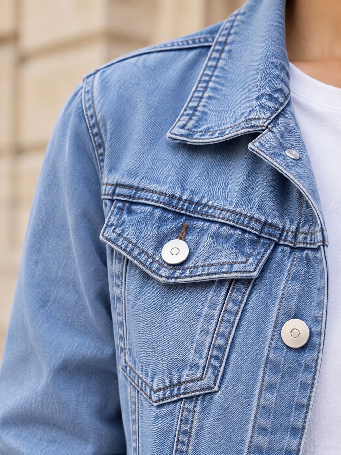 Veste en jean à poches boutonnées — Maëlle
