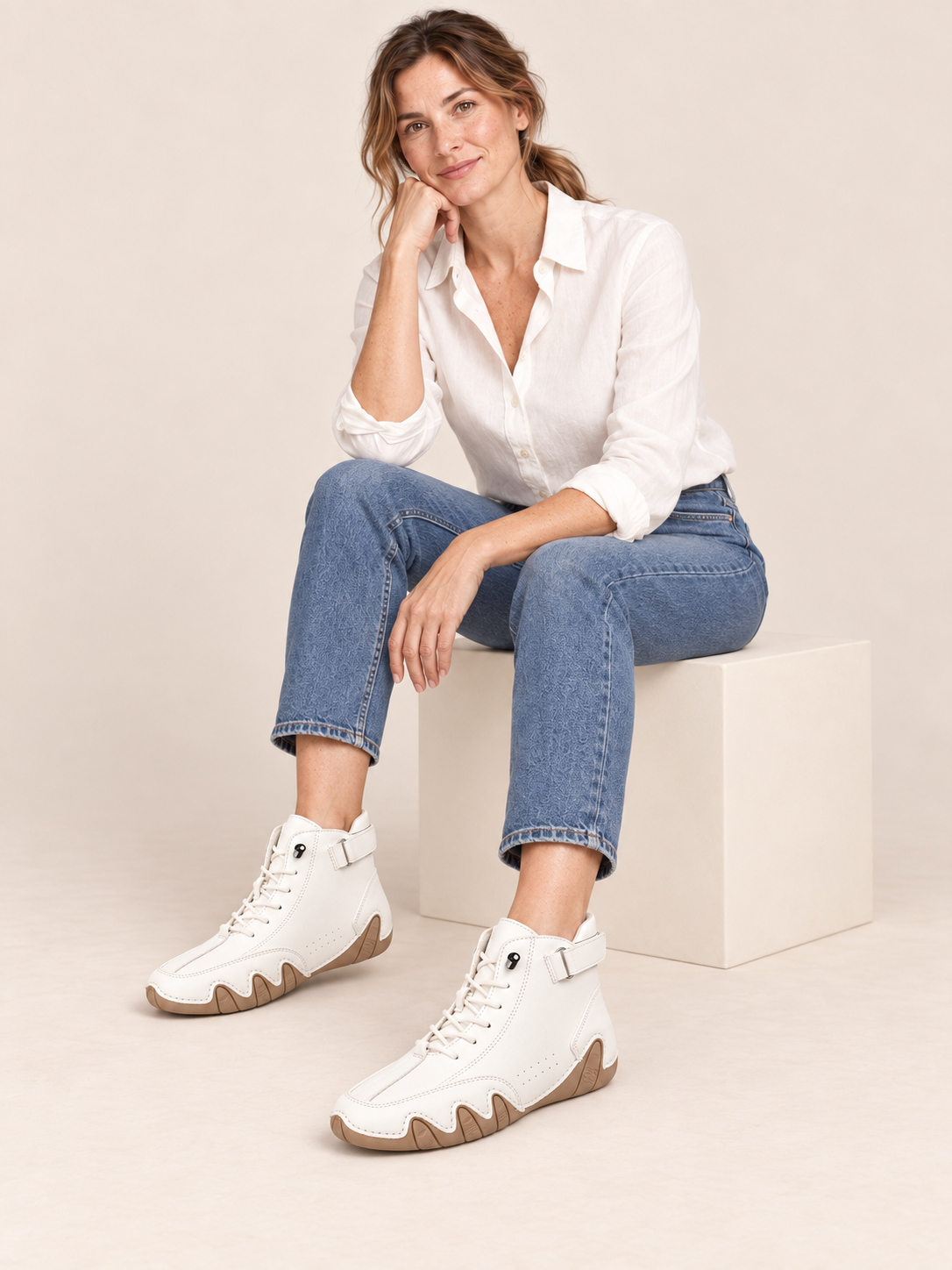 Capucine — Blanc — silhouette assise en studio