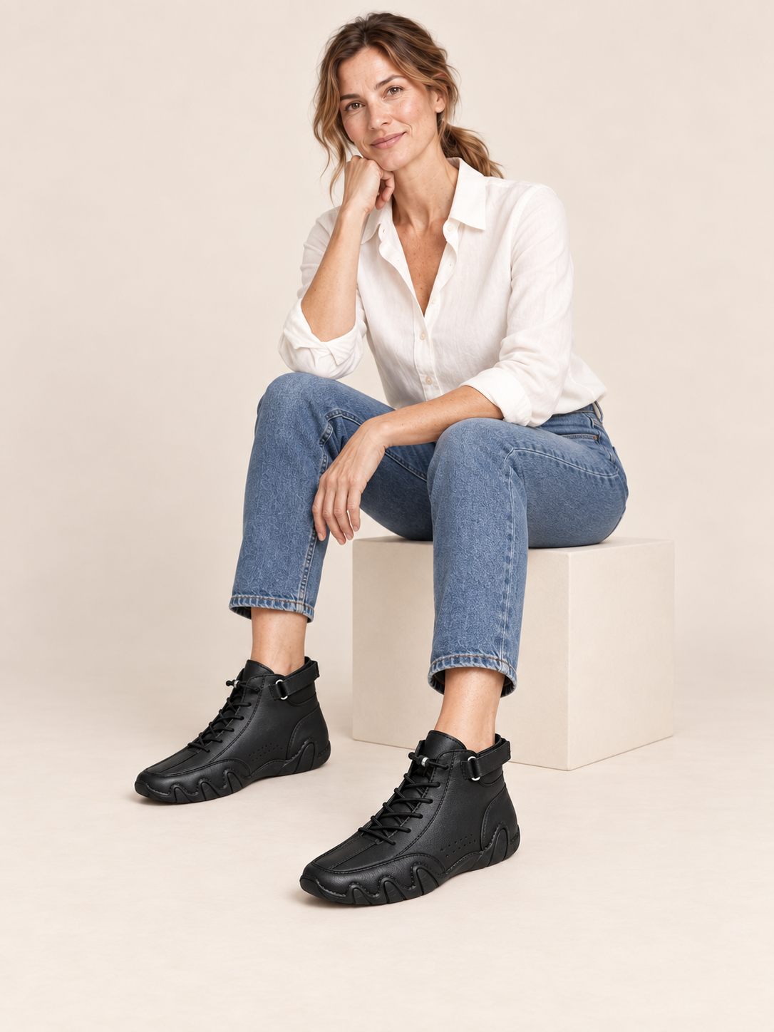 Capucine — Noir — silhouette assise en studio