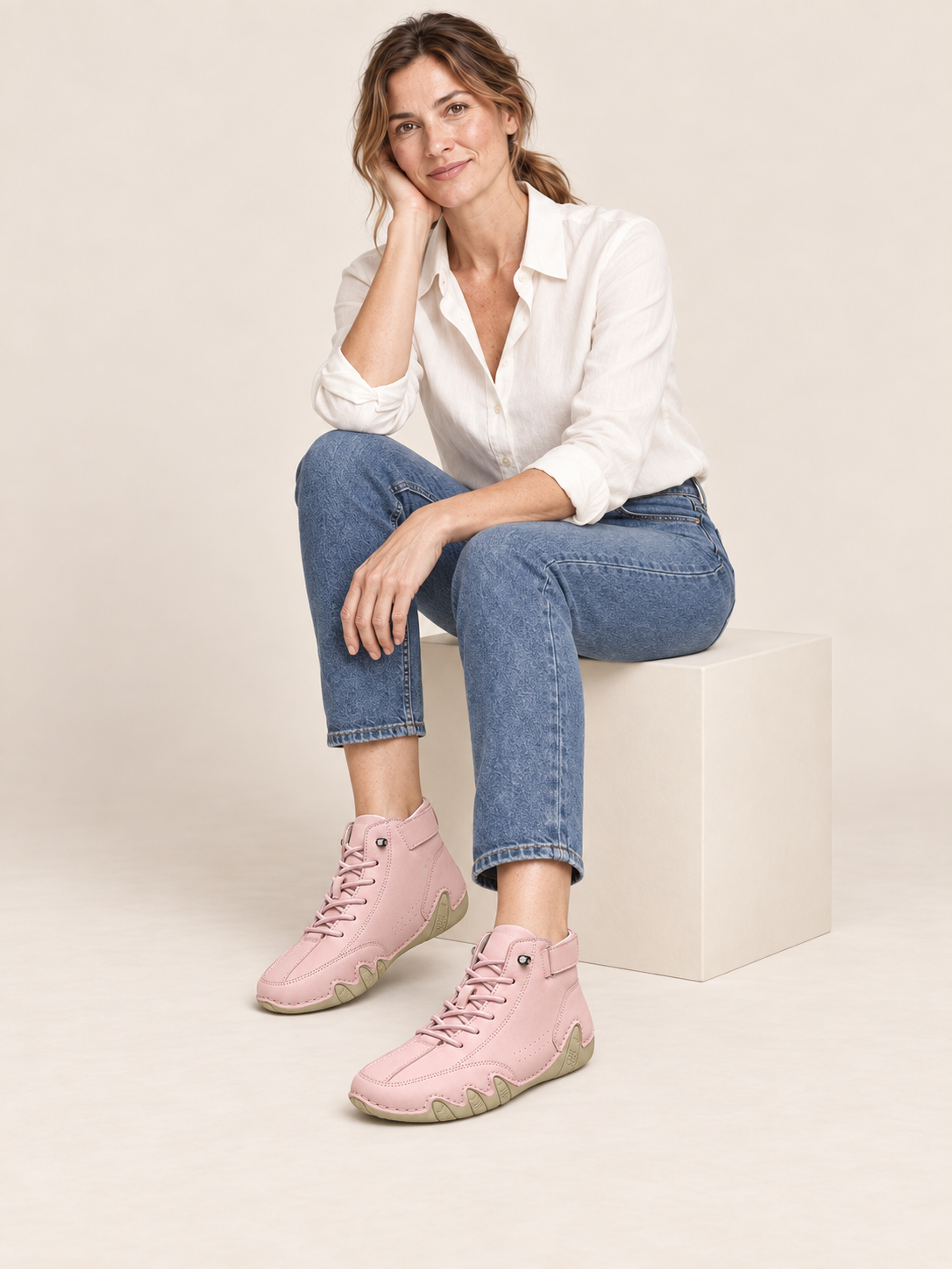 Capucine — Rose — silhouette assise en studio
