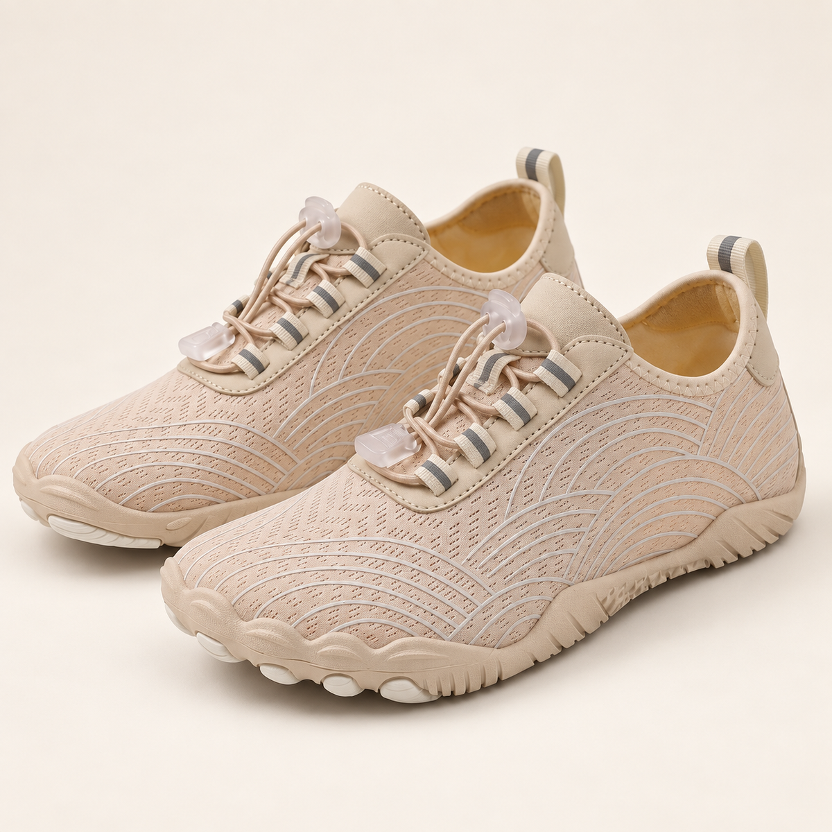 Céliane — Beige — paire de trois quarts sur fond écru