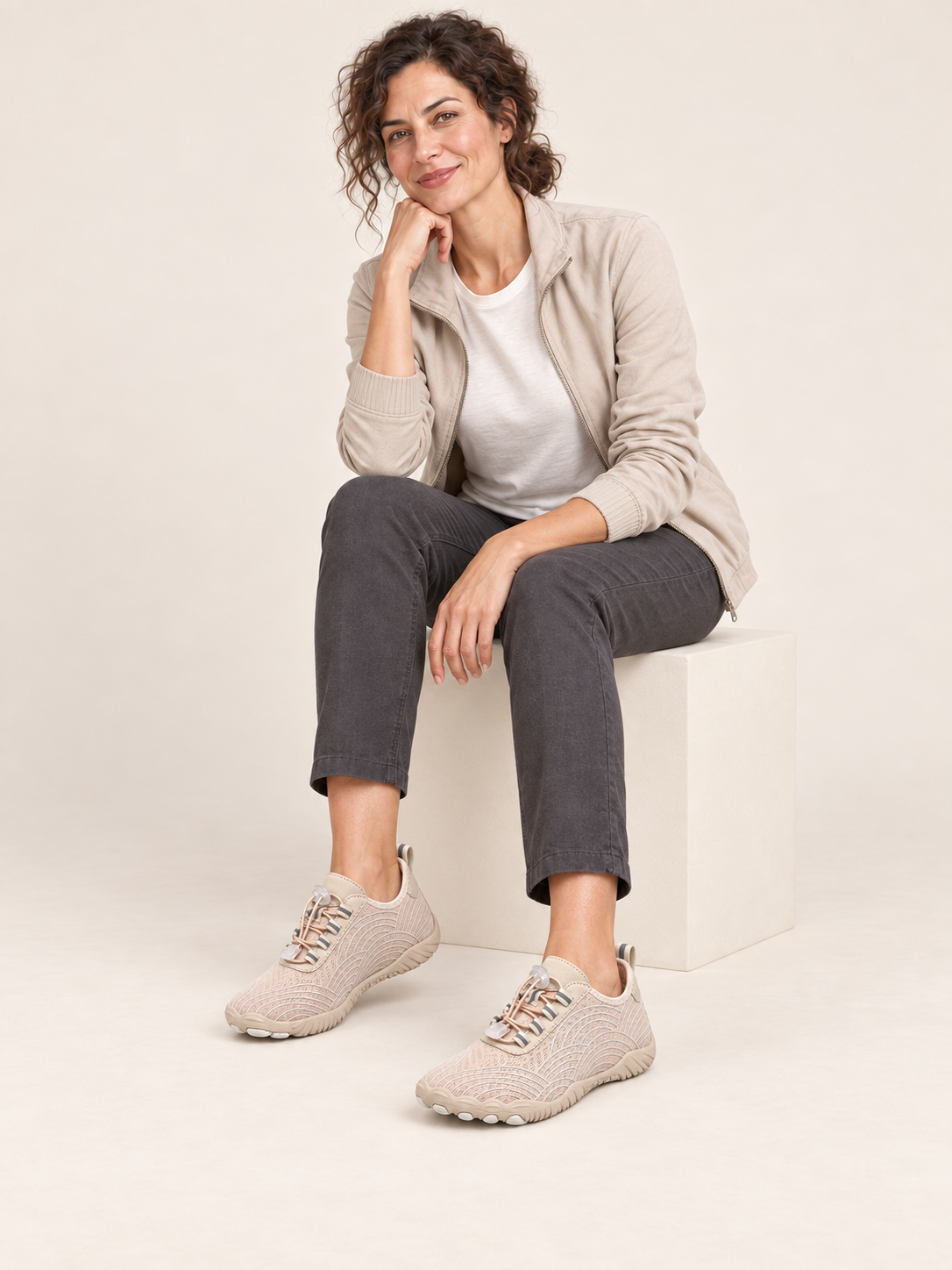 Céliane — Beige — silhouette portée assise en studio