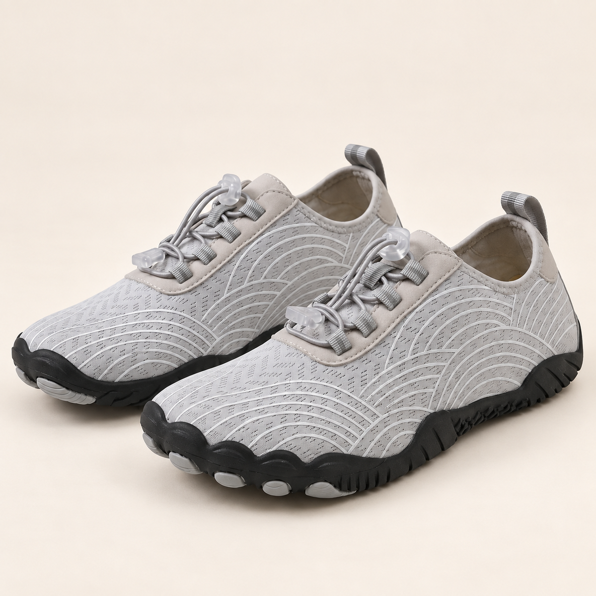 Céliane — Gris — paire de trois quarts sur fond écru