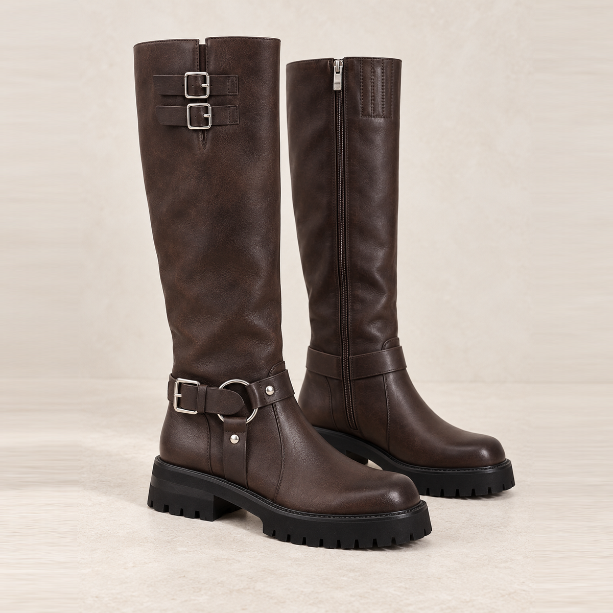 Stivali biker in pelle con cinturini e anello — Roxane