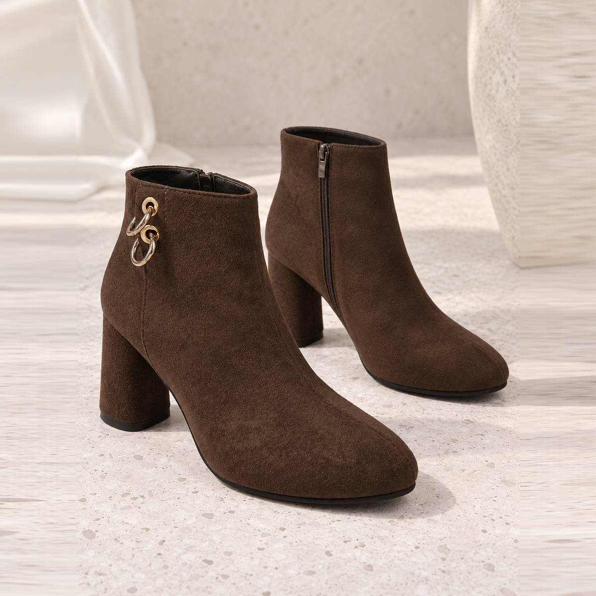 Bottines en suédine à anneaux dorés — Ariane
