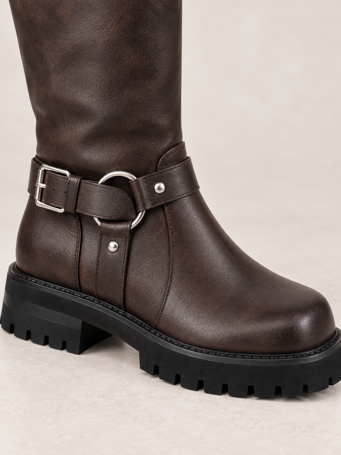 Stivali biker in pelle con cinturini e anello — Roxane