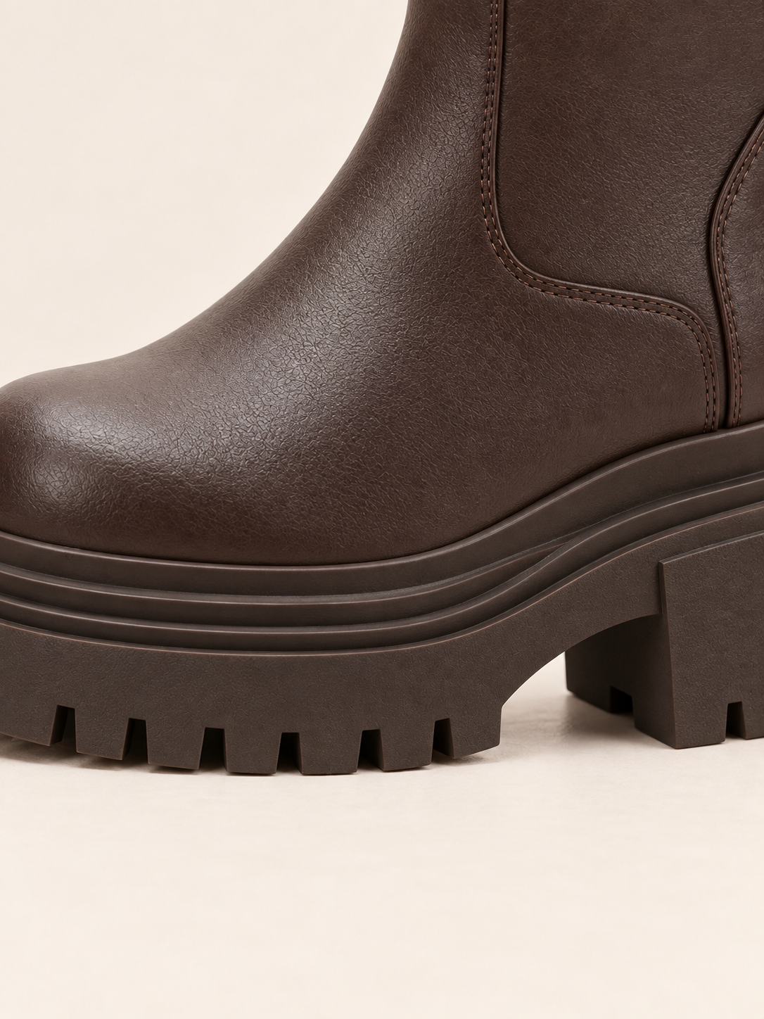 Stivaletti in pelle con fibbia argentata — Estelle