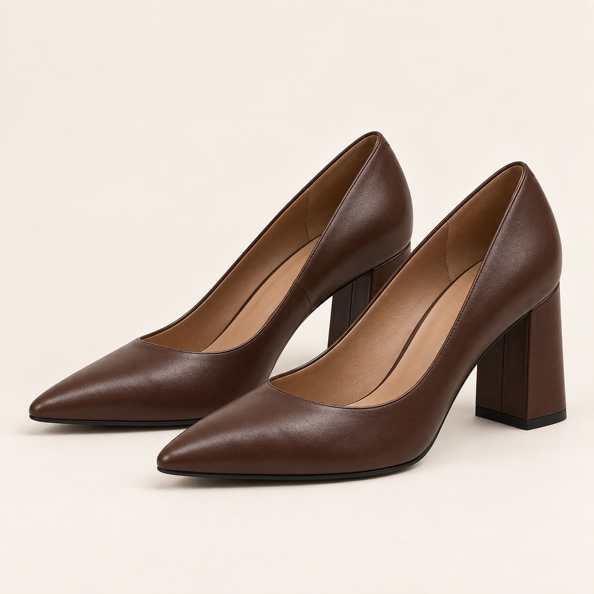 Escarpins Clotilde marron — paire sur fond écru