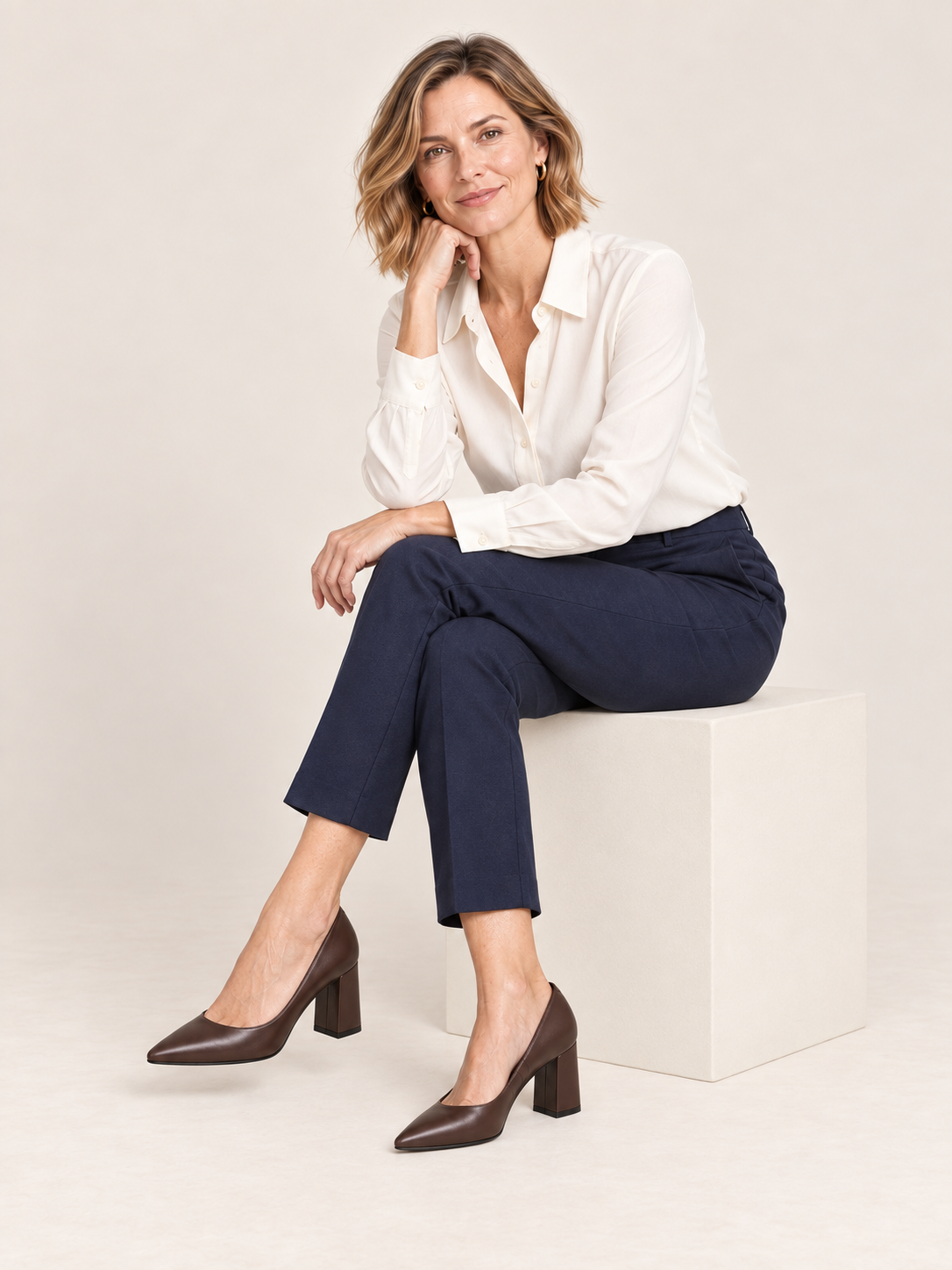 Escarpins Clotilde marron — portée assise en studio
