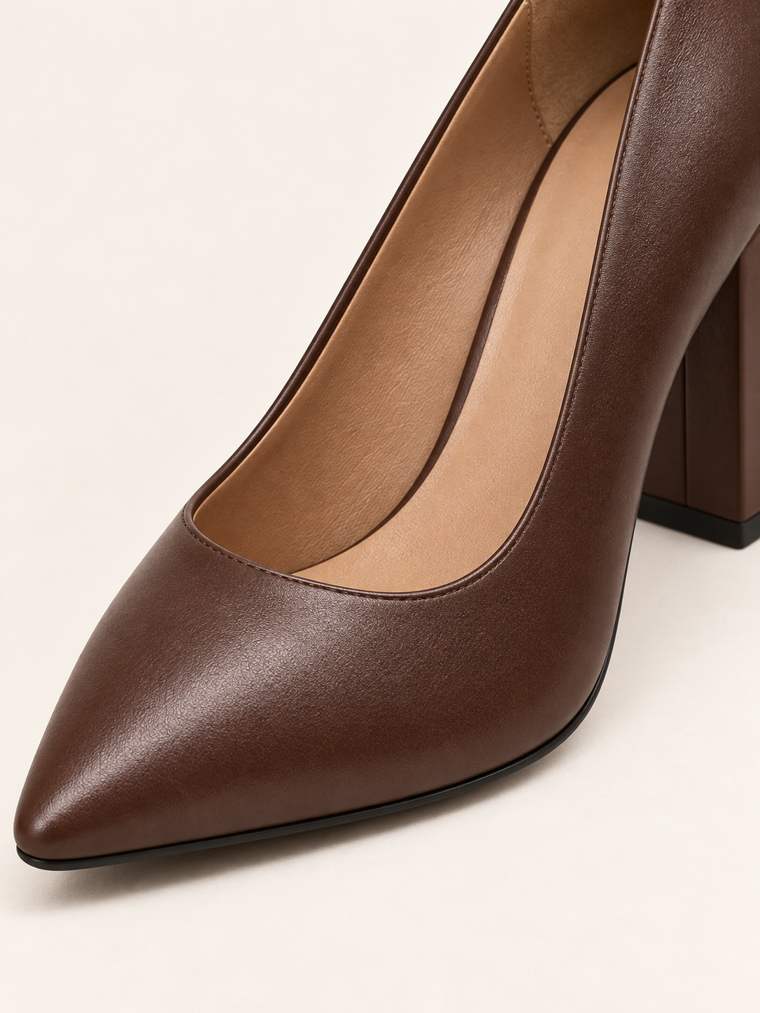 Escarpins Clotilde marron — détail de la tige