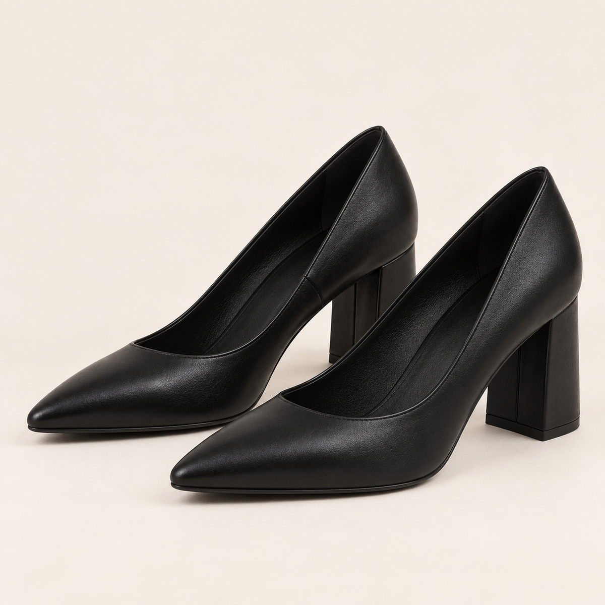 Escarpins Clotilde noir — paire sur fond écru