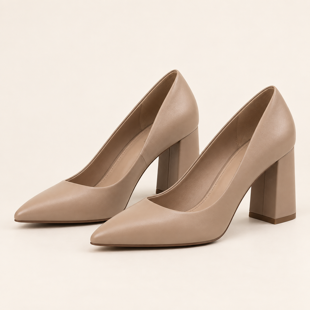 Escarpins Clotilde taupe — paire sur fond écru