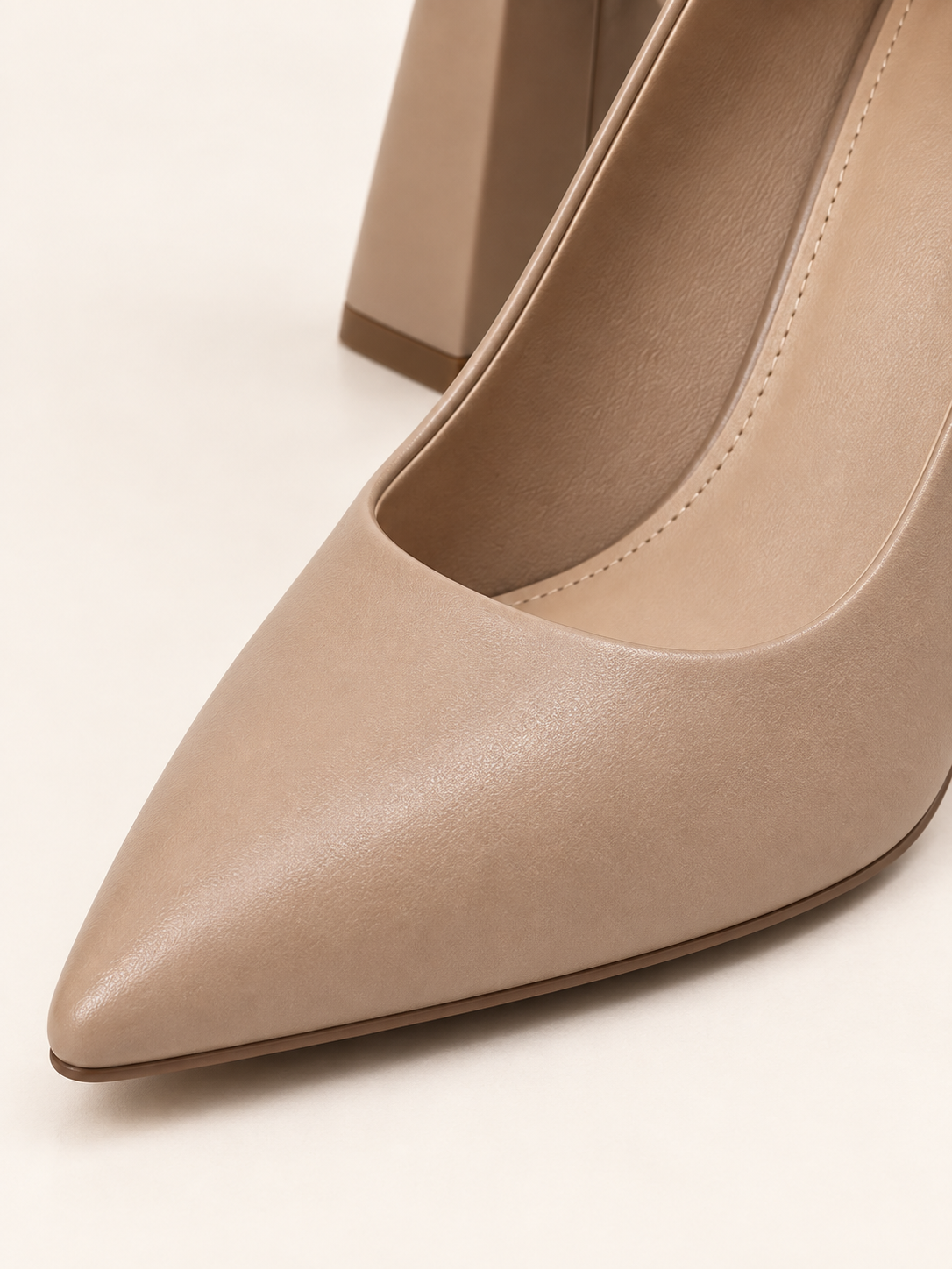 Escarpins Clotilde taupe — détail de la tige