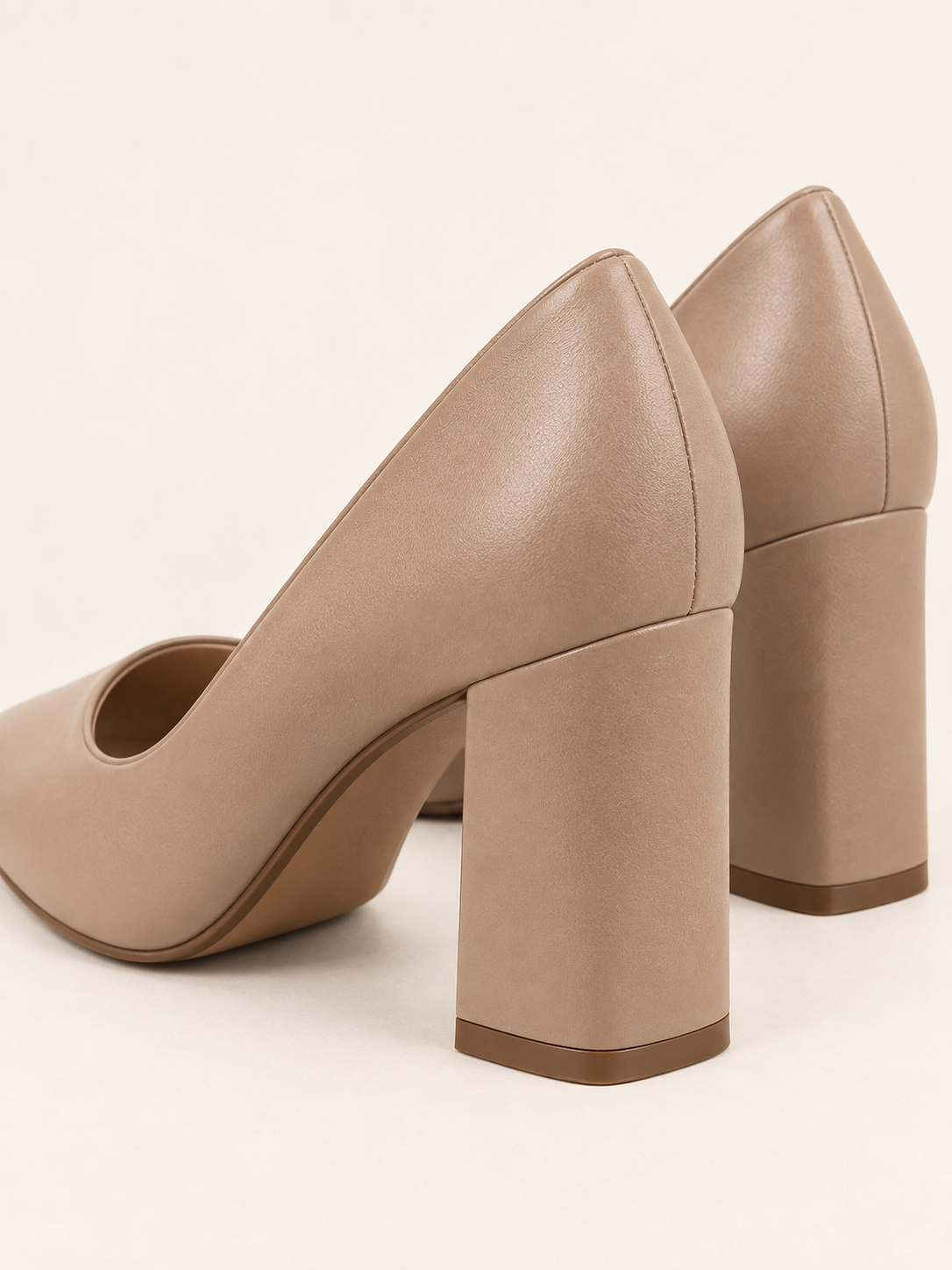 Escarpins Clotilde taupe — détail du talon