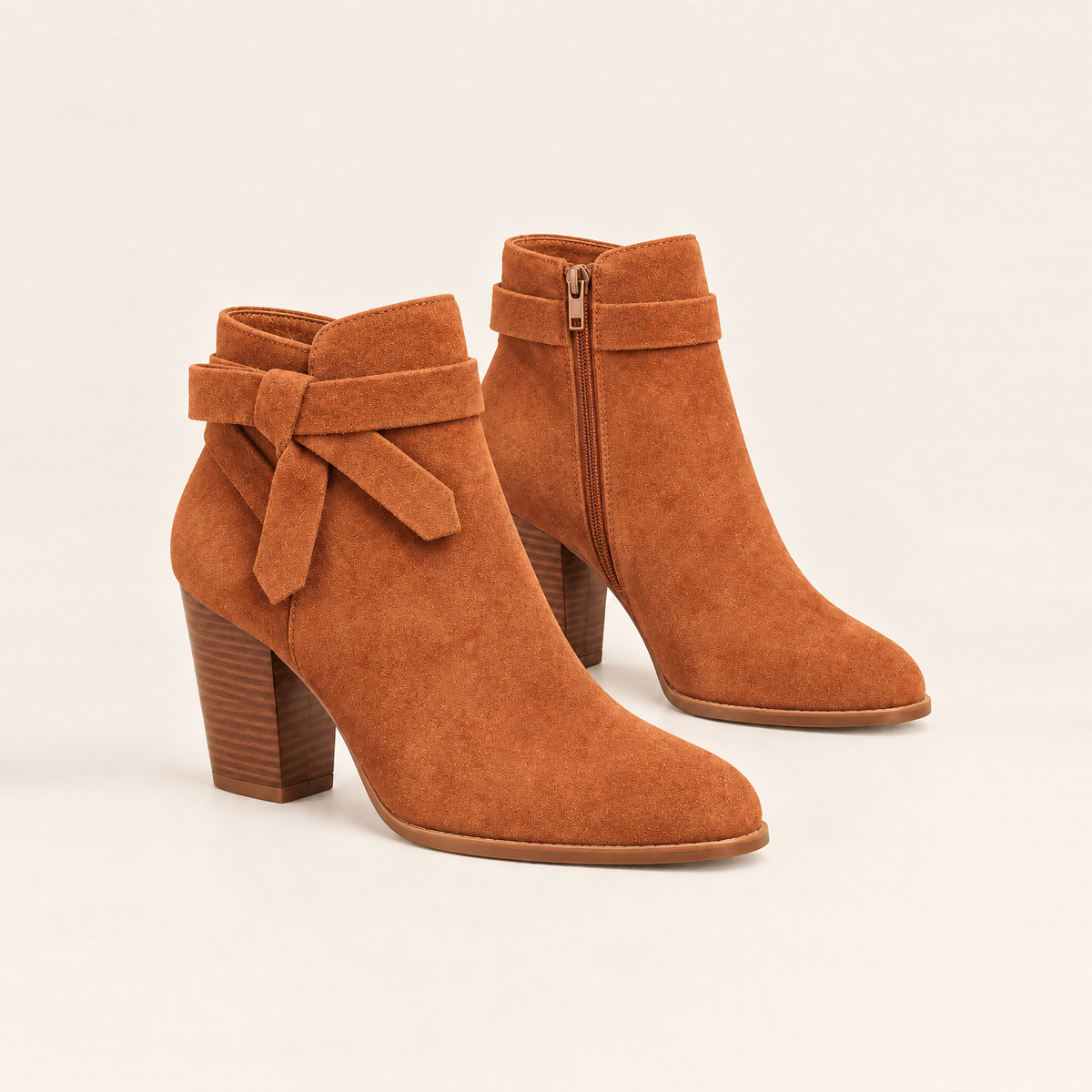 Stivaletti in suede con fiocco laterale — Lucile