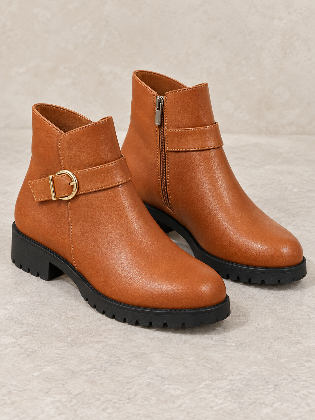 Bottines en cuir à boucle dorée — Pauline