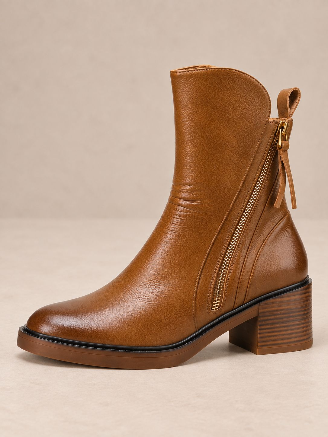 Stivaletti in pelle con zip dorata — Célestine